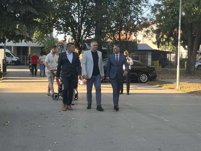 Минић у посјети ОШ "Иван Горан Ковачић" Бањалука (фото: РТРС)