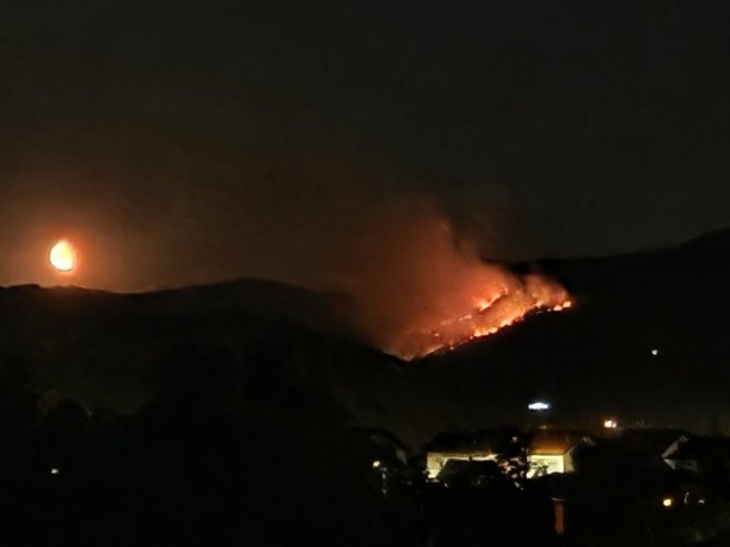 Пожар у бањалучком насељу Врбања, ватрогасци на терену (ФОТО)