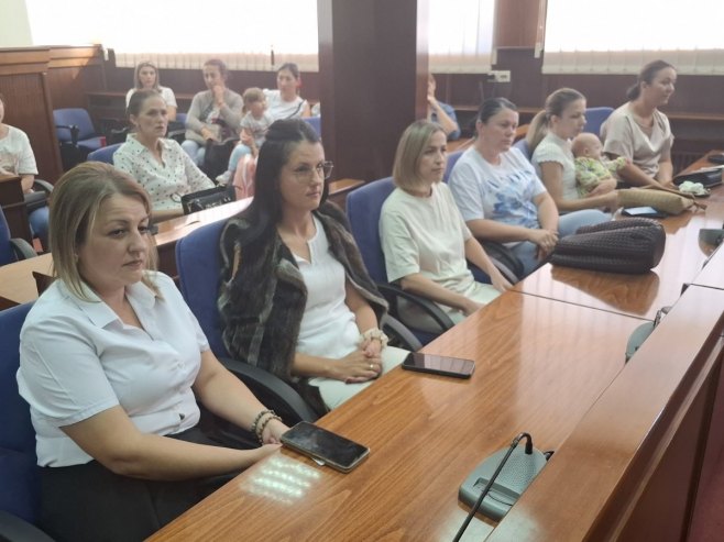 Мркоњић Град: Ваучери од 150 КМ за 220 породица са троје и више дјеце (ФОТО)