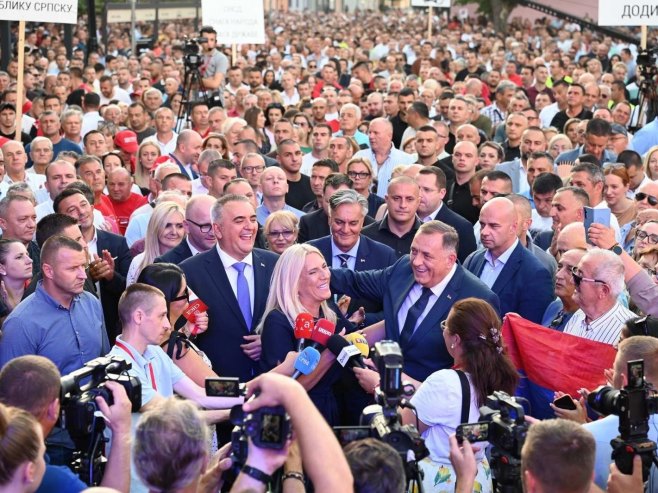 Централна трибина СНСД-а у Шамцу Централна трибина СНСД-а у Шамцу - Фото: Уступљена фотографија