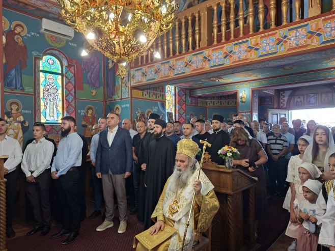 Владика Фотије служи литургију у Крушковом Пољу; Присуствује Минић