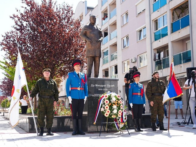 Минић положио вијенац код споменика доктору Миодрагу Лазићу (ФОТО/ВИДЕО)