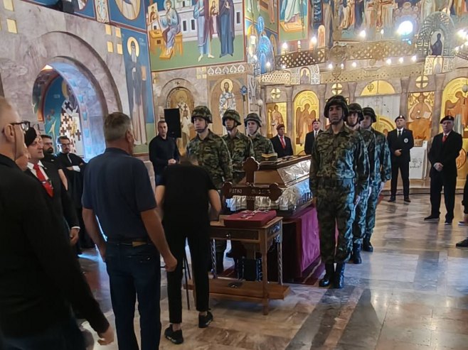Ковчег са тијелом генерала Младића изложен у цркви Светог Луке (ФОТО)
