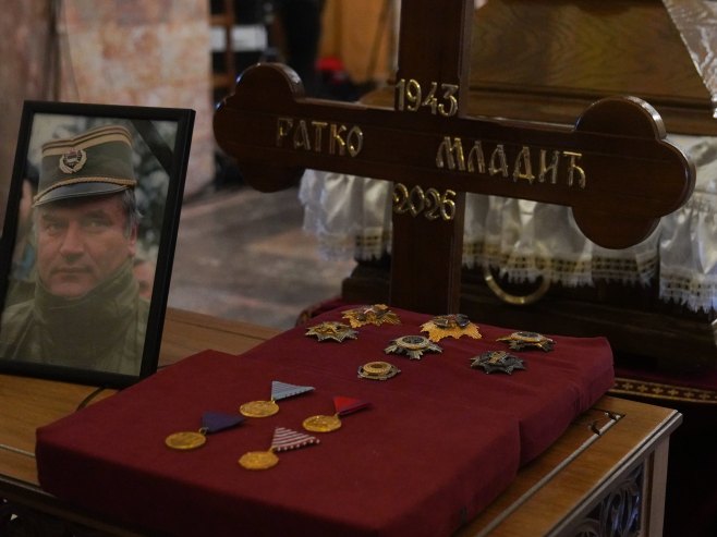 Kovčeg sa tijelom generala Ratka Mladića (Foto: TANJUG/MILOŠ MILIVOJEVIĆ) 