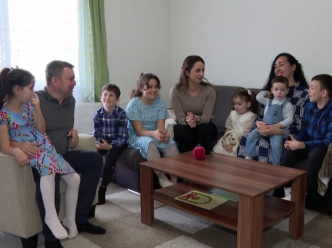 Бесплатни плацеви и веће накнаде за новорођенчад у Дервенти (ВИДЕО)