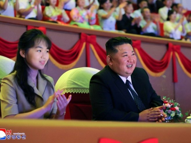 Ким Џонг Ун са кћерком (Фото:  EPA/KCNA) - 