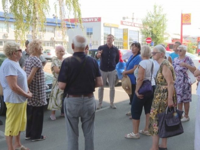 Мирни протест мјештана бањалучког насеља Лазарево; Путеви катастрофални, аутобуска стајалишта дотрајала (ВИДЕО)