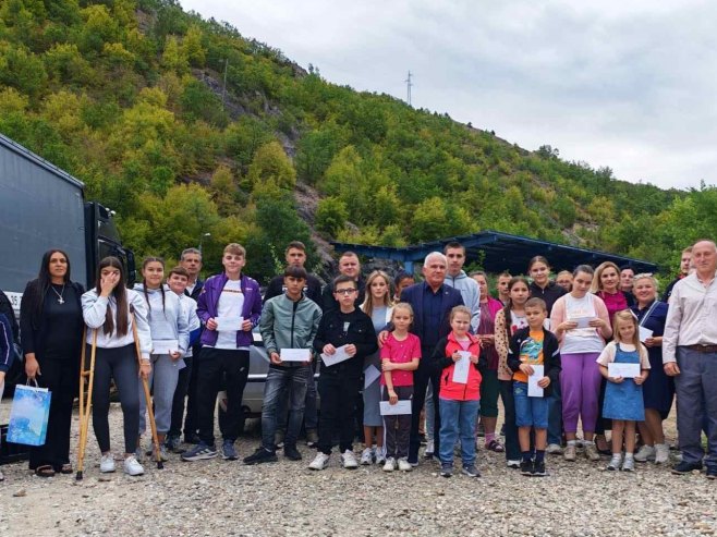 На прелазу Јариње подијељена 21 стипендија за српску дјецу (ФОТО)