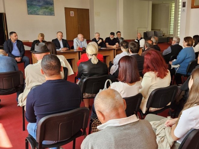 У Мркоњић Граду округи сто посвећен покретању и развоју књижевних сусрета (ВИДЕО)
