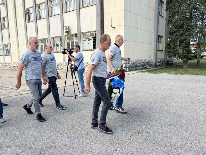 Помен у касарни Козара Помен у касарни Козара - Фото: РТРС