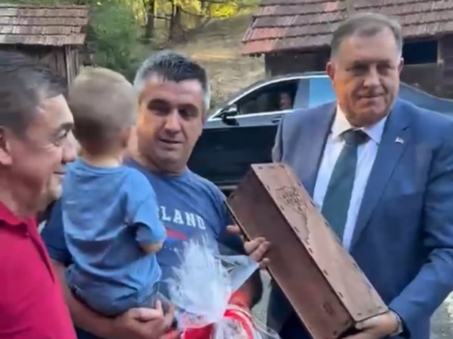 Додик: Некадашњем гардисти Златку Девићу испуњена жеља да до његовог имања стигне пут