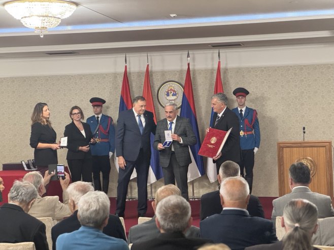 Каран уручио одликовања љекарима и медицинским техничарима Сарајевско-романијске регије (ФОТО)