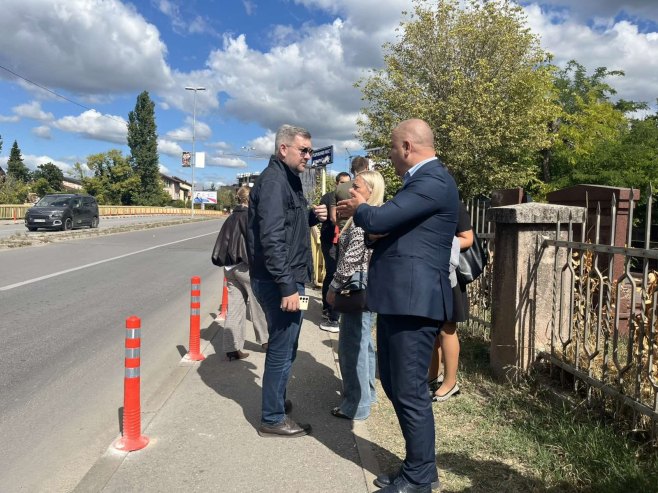 Постављени флексибилни стубићи на Ребровачком мосту ради веће безбједности пјешака (ФОТО)
