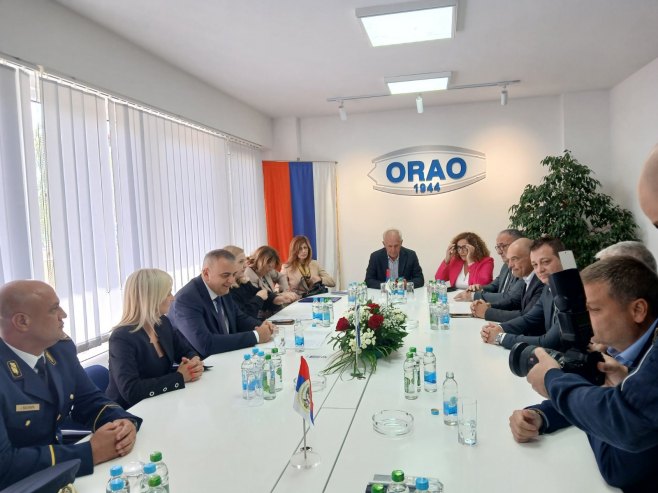 Минић са руководством компаније "Орао"
