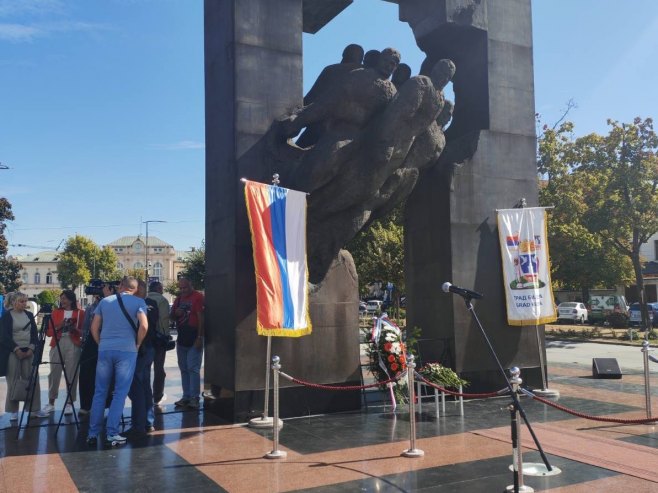Бијељина обиљежава Дан града; Положени вијенци на споменик погинулим борцима (ФОТО)