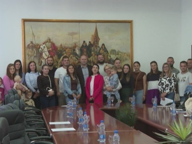 Општина Брод подржала 19 младих брачних парова за живот на селу