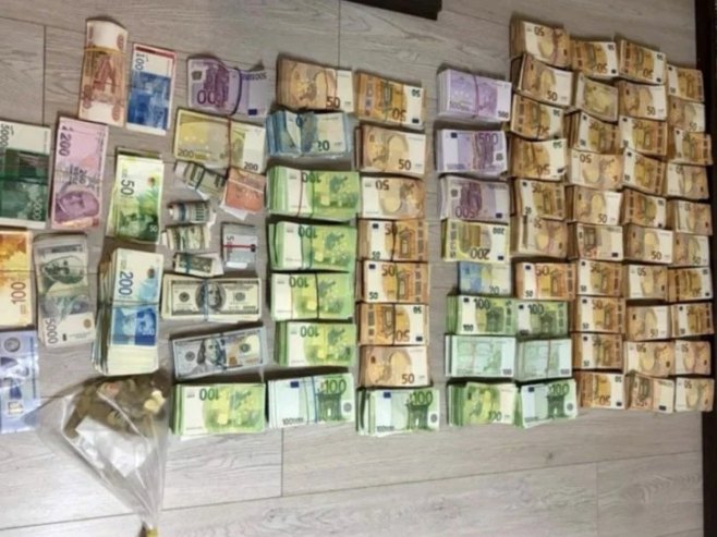 Руси ухапшени у Будви: Пронађено милион евра и полиграф