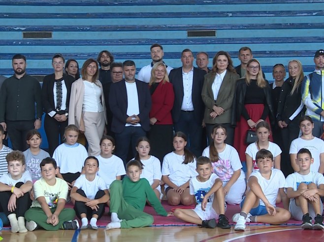 Подијељена опрема за наставу физичког у школама приједорске регије (ФОТО)
