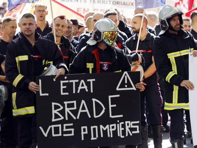 У Паризу се окупиле протестне поворке ватрогасаца и државних службеника