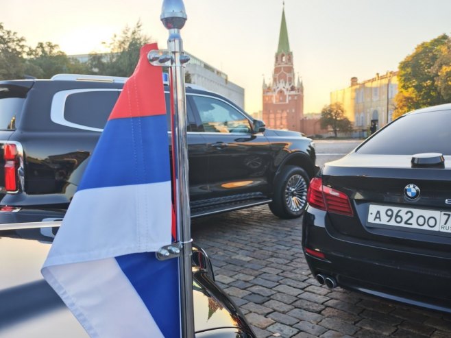Српска представљена својом заставом на састанку у Кремљу и на аутомобилима делегације (ФОТО)