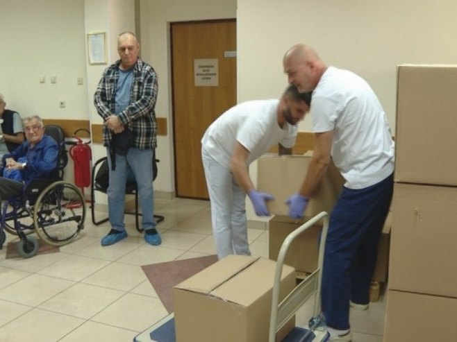 УКЦ Српске: У заводу за дијализу и трансплатацију подјела пакета основних потрепштина