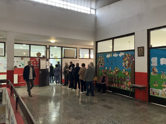 МУП: Процес гласања се одвија мирно у Републици Српској, кашњења приликом отварања