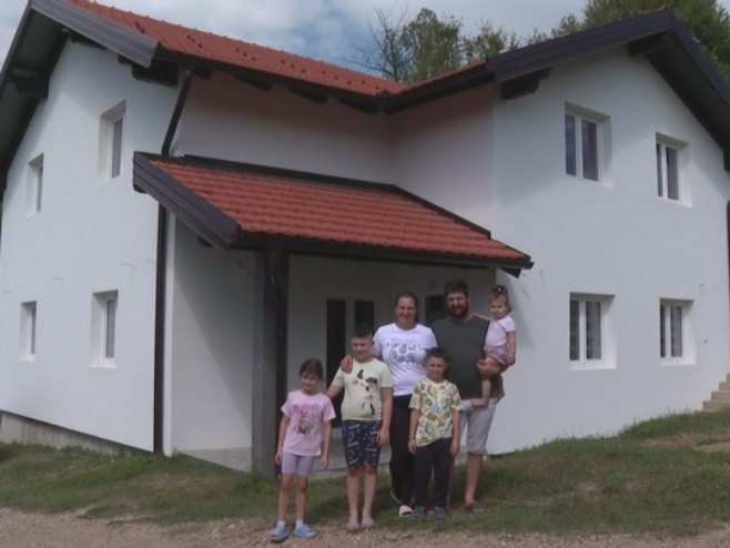 Седмочлана породица Станић из Мрачаја код Прњавора трошну кућу замјенила новим домом