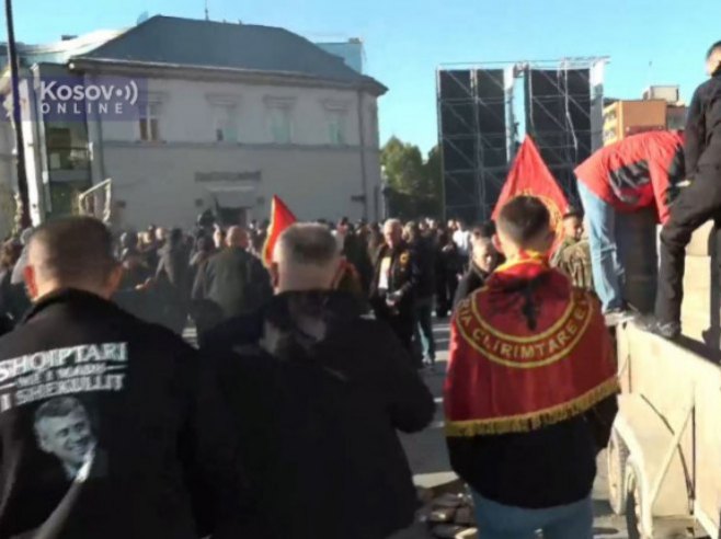 Сукоб полиције и присталица терористичке ОВК испред скупштине у Приштини (ВИДЕО)