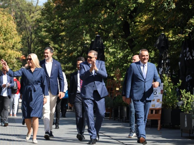 Руководство Српске у шетњи градом: Ово је наша земља, наша Бањалука, наша Република Српска (ВИДЕО)
