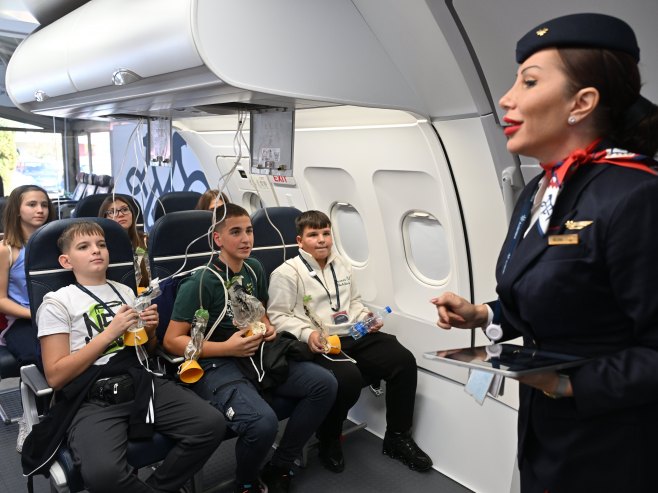 Група дјеца са Косова и Метохије први пут летјела авионом