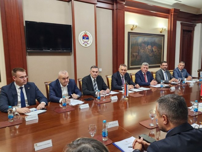 УЖИВО - Конференција за новинаре Минића и Мацута (ФОТО)
