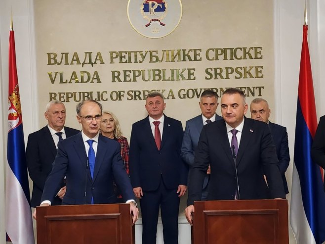 УЖИВО - Конференција за новинаре Минића и Мацута (ФОТО)