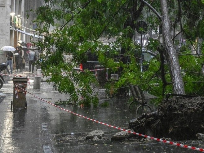 Невријеме и поплаве на југу Италије, школе затворене у 46 општина (ФОТО/ВИДЕО)