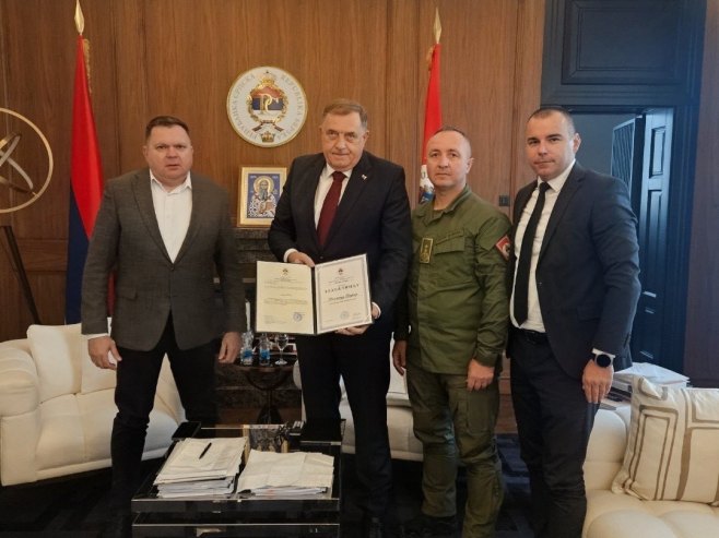Додику признање Центра за обуку: Израсли су у један од најважнијих стубова МУП-а Српске (ФОТО)