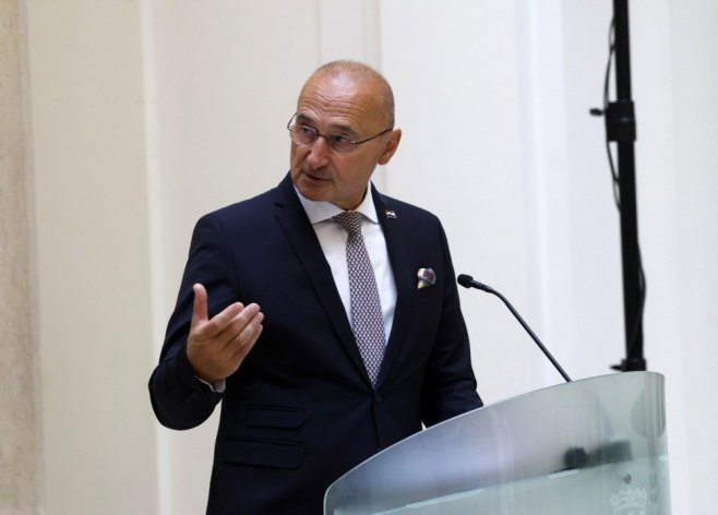 Хрватски министар поново испоставио рачун Црној Гори: Брод Јадран је само врх леденог брега