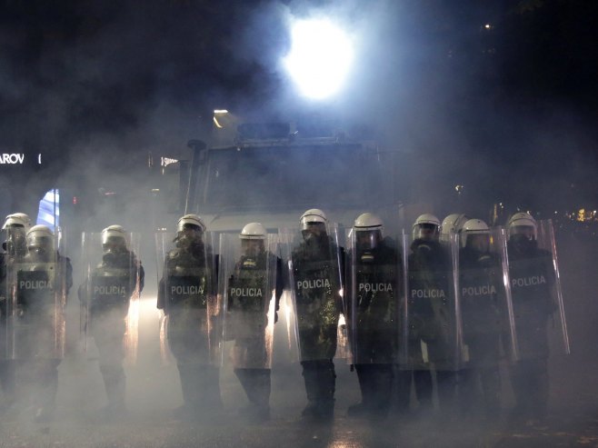 У Тирани повријеђено 16 полицајаца