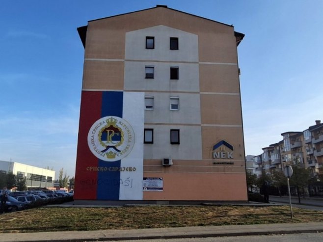 Тешке увреде српском народу: На српској тробојци у Источном Сарајеву исписано "геноцидаши" (ФОТО)