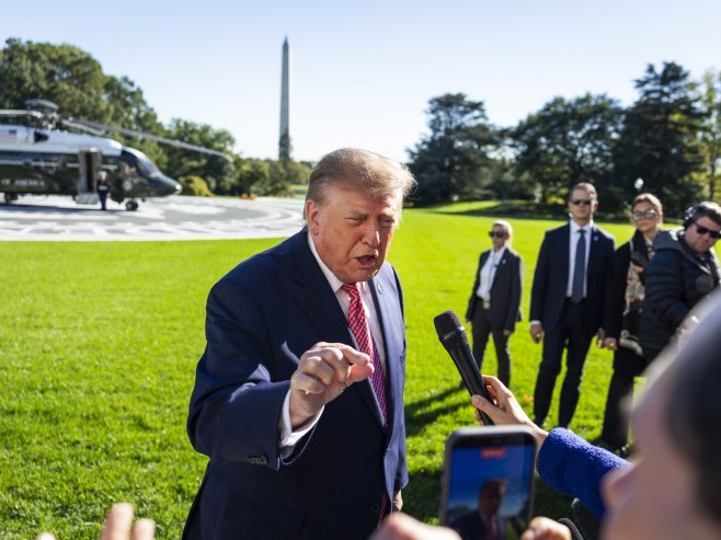 Трамп: Америка ће горјети као Француска ако демократе побиједе