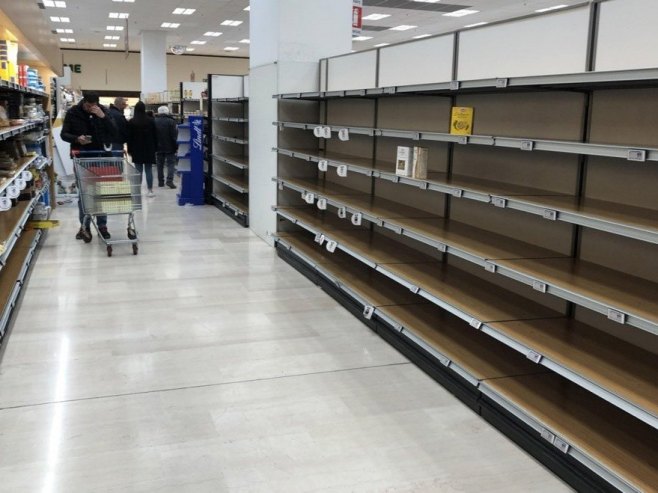 Празне полице у супермаркетима у Напуљу, а на пумпама нема горива