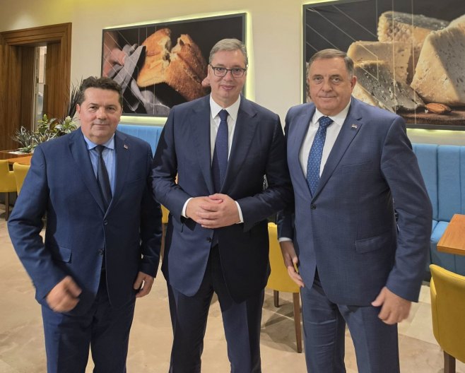 Ненад Стевандић, Александар Вучић и Милорад Додик - Фото: Уступљена фотографија