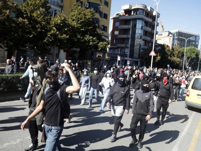 Тирана: Тензије на протесту испред Раминог кабинета, полиција користила водене топове (ВИДЕО)