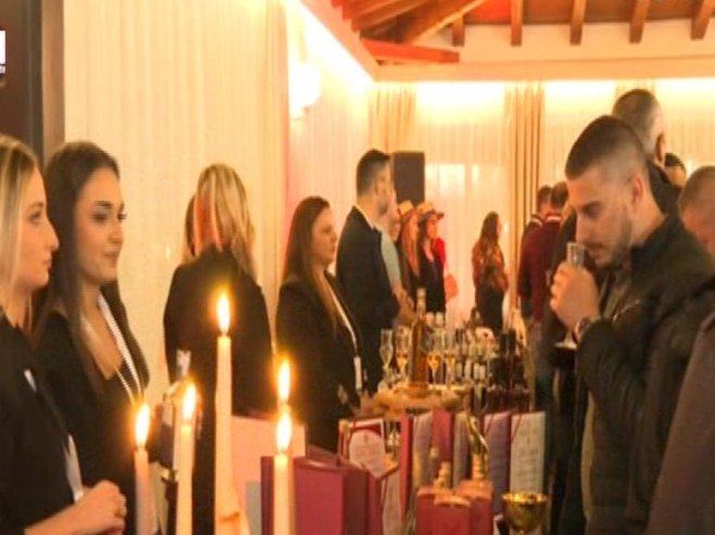 Више од 40 излагача на фестивалу "Ракије Српске" у Трну код Лакташа (ВИДЕО) Више од 40 излагача на фестивалу "Ракије Српске" у Трну код Лакташа (ВИДЕО)