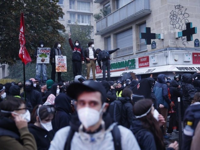 На улицама европских градова нови протести: Полиција употријебила сузавац и бибер-спреј против демонстраната