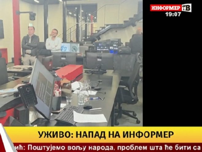 Грађани траже од Вучићевића да се извини српском народу, стигла и полиција