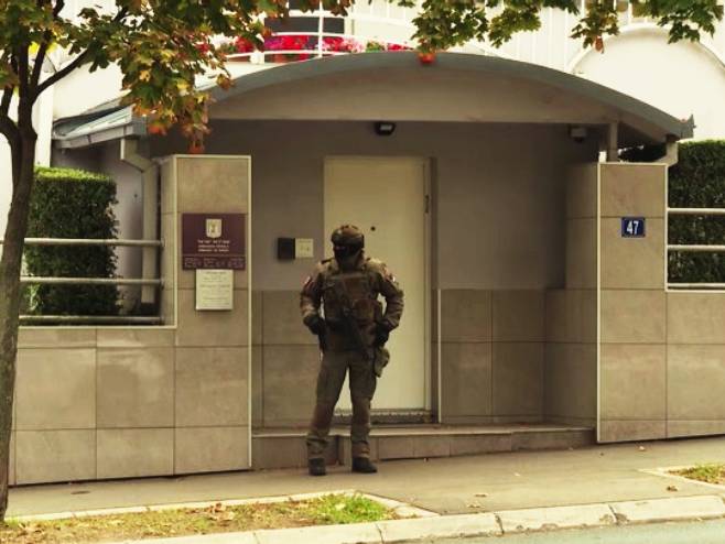 Ко стоји иза нападача испред израелске амбасаде у Београду?