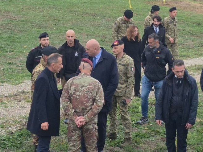 Министар одбране Италије Гвидо Крозето посјетио повријеђене у болницама у Брчком и Тузли, обишао мјесто пада хеликоптера