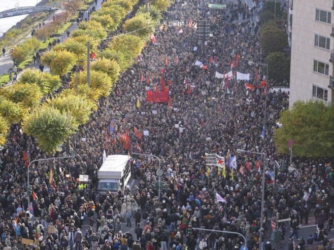 Хиљаде људи у Њемачкој на протестима на које је позвала Генерација З